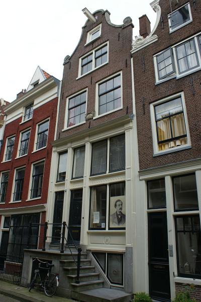 Dekker's geboortehuis, Korsjespoortsteeg 20 te Amsterdam, waarin thans het Multatulimuseum is gevestigd.
