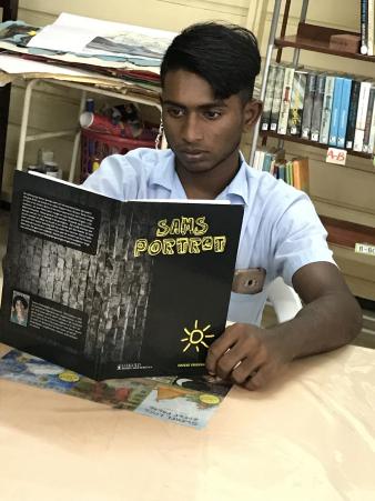 Een muloleerling leest Sams portret van Ismene Krishnadath.